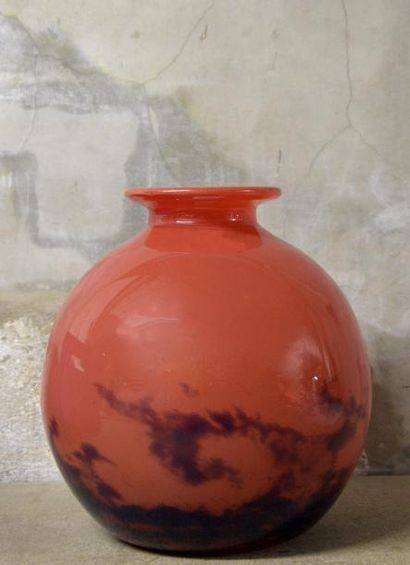 MULLER FRERES LUNEVILLE Vase sphérique en verre teinté orange et aux larges traînées...
