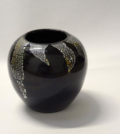 null 
MULLER Frères Lunéville


Vase sphérique en verre brillant marmoréen.


Décor,...
