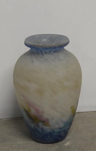 MULLER FRERES LUNEVILLE Vase balustre à col évasé. Épreuve en verre marmoréen, bleu...