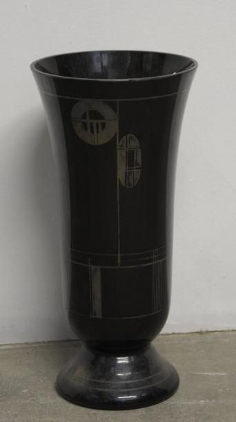 VERRERIE D'ART de HEM - Fondée par Michel HERMAN Motifs géométriques
Vase cornet...