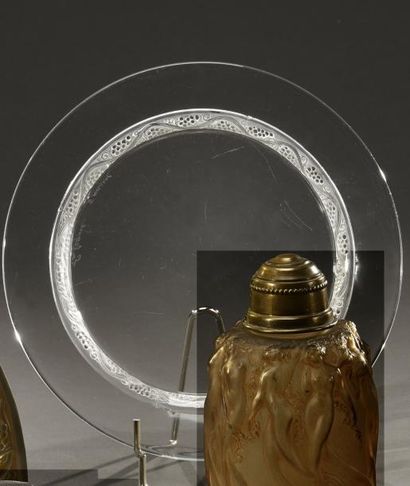LALIQUE FRANCE Modèle Phalsbourg
Assiette en verre moulé à décor de grappes de raisins.
D....