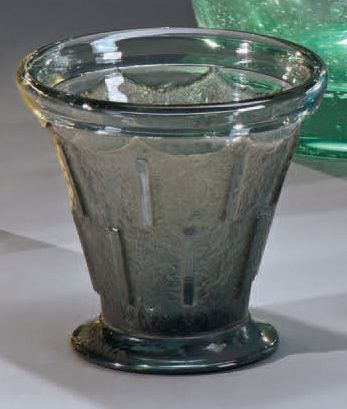 DAUM NANCY FRANCE Vase cornet sur base circulaire en débordement. Épreuve en verre...
