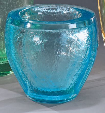 DAUM NANCY FRANCE Vase évasé à large col annulaire. Épreuve en épais verre, teinté...