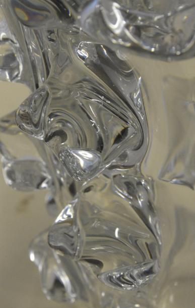 Cristallerie SCHNEIDER 
Important vase cornet au décor en relief façon oursin.


Épreuve,...