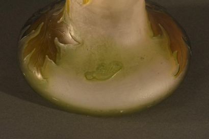 Établissements GALLÉ (1904-1936) Fleurs de moutarde
Vase oignon, la panse toupie,...