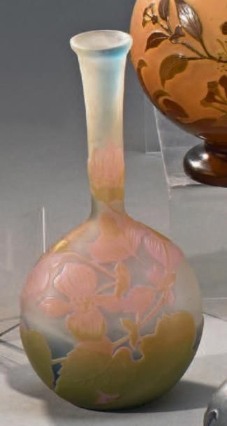 Établissements GALLÉ (1904-1936) Liane corail
Vase soliflore, la base piriforme,...