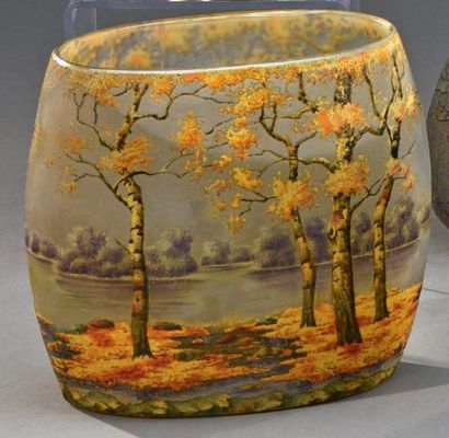 DAUM Nancy Paysage lacustre en automne
Vase lenticulaire méplat, grande version....