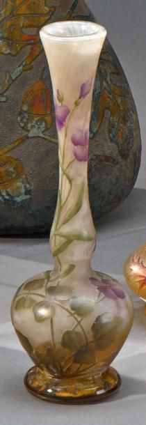 DAUM Nancy Aubriètes
Vase soliflore à panse bulbeuse et au long col renflé sur sa...