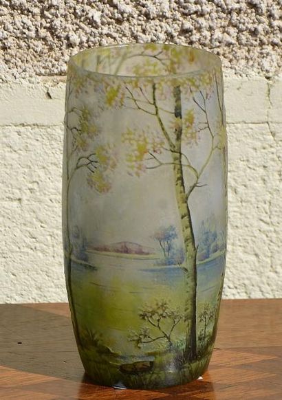 DAUM Nancy Paysage lacustre aux îlots
Vase en gobelet allongé. Épreuve en verre au...