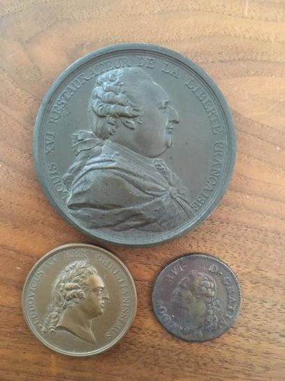 null Un lot de deux médailles: 

Une médaille en bronze de Louis XVI, Abandon des...