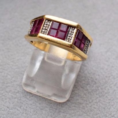 null Bague chevalière en or jaune 750 millièmes, ornée de rubis calibrés (certains...