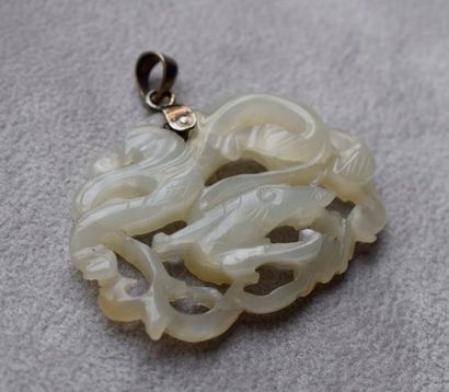 null Pendentif en jade ajouré et gravé, la monture en métal

H. 3,5 cm ESP