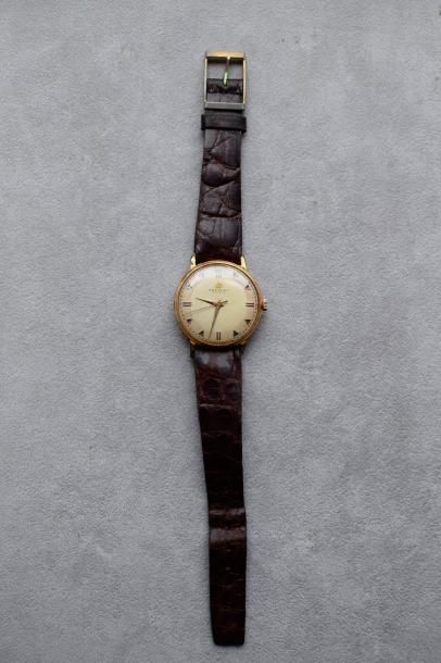 BREITLING, vers 1960 Montre bracelet en métal doré. Boîtier de forme ronde avec fond...
