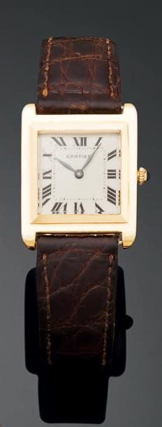 CARTIER, vers 1960 Montre bracelet en or jaune 18k (750). Boîtier de forme rectangulaire...