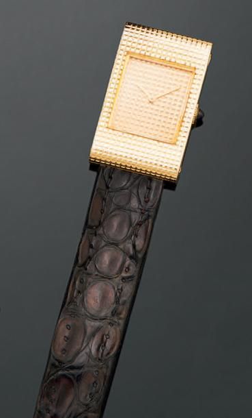 BOUCHERON Montre-bracelet de dame, la montre de forme rectangulaire en or jaune 750...