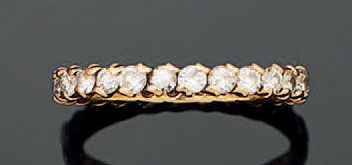 null Alliance en or jaune 750 millièmes, entièrement sertie d'une ligne de diamants...