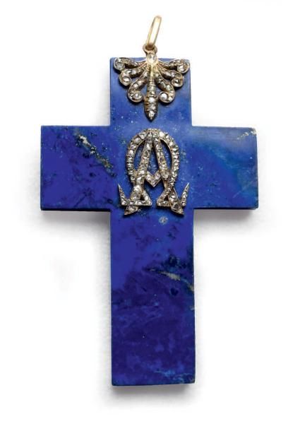 null Pendentif croix en lapis-lazuli partiellement serti de petits diamants taillés...