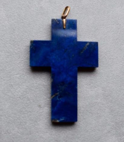 null Pendentif croix en lapis-lazuli partiellement serti de petits diamants taillés...