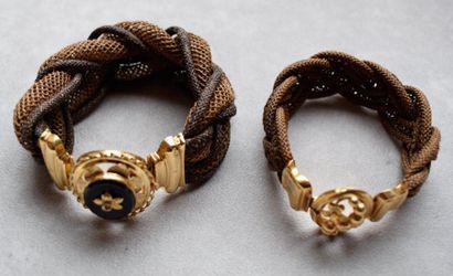 null Deux bracelets en cheveux tressés, les fermoirs en or jaune 750 millièmes ajourés...