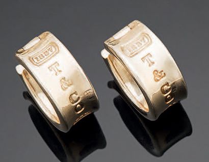 TIFFANY & CO. Paire de boucles d'oreille figurant de larges anneaux, en argent 925...