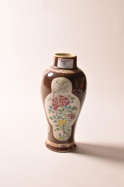 CHINE Vase de forme ovoïde aux émaux de la famille rose à décor en réserves de fleurs...