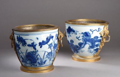 CHINE Deux vases de forme ovoïde munis d'anses à décor camaïeu bleu de lotus, roseaux,...