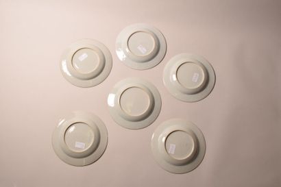 CHINE Six assiettes en porcelaine à décor polychrome aux émaux dans le goût de la...
