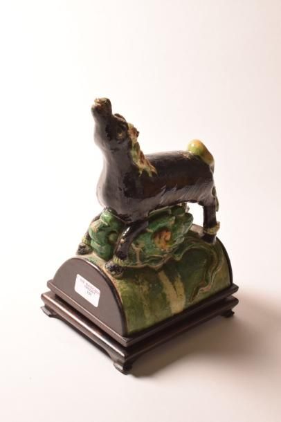 CHINE Tuile faîtière représentant un cheval hennissant enjambant des nuées. Il est...