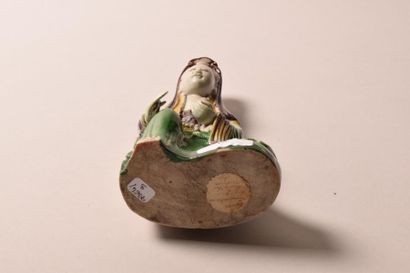 CHINE Kuan-hin à décor arlequin assise tenant un vase et un feuillage XVIIIe siècle,...