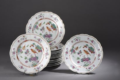 COMPAGNIE DES INDES Quinze assiettes en porcelaine à décor polychrome au centre d'oiseaux...