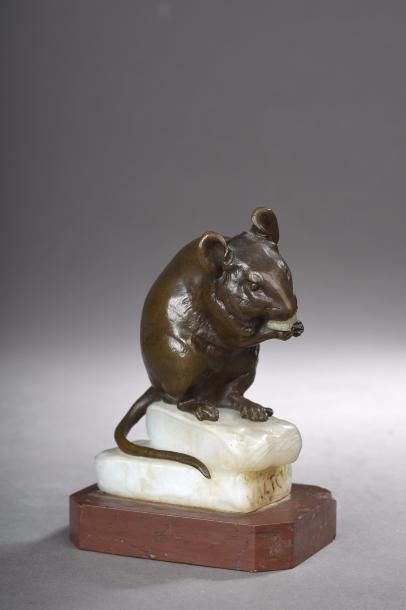 Charles VALTON (1851-1918) Petite souris mangeant un morceau de sucre
Bronze patiné,...