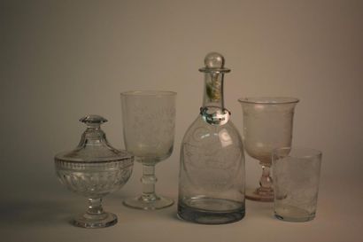 null Bouteille en verre soufflé, gravée, un drageoir et trois verres gravés




...