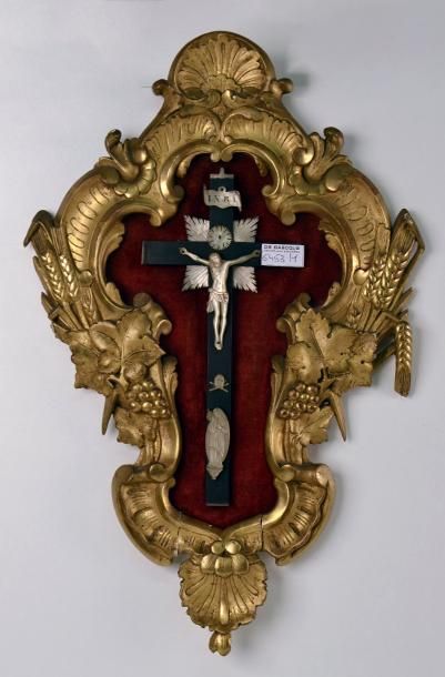 null Crucifix en nacre gravée sur fond de velours rouge, dans un cadre en bois et...