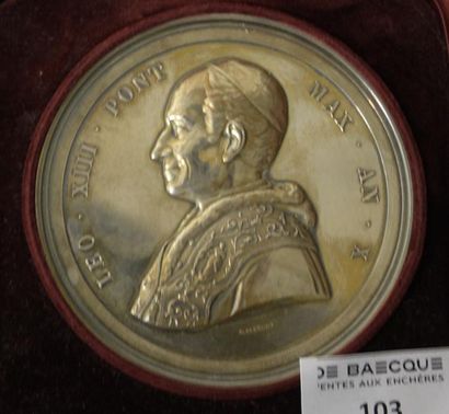 null Une médaille en argent représentant Le Pape Léon XIII 
E. BIANCHI graveur 
Poids...