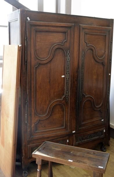 null Une armoire Lorraine en chêne, deux portes et deux tiroirs

XVIIIe siècle 

H....