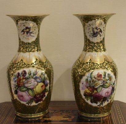 Paire de vases en porcelaine à décor de fleurs...