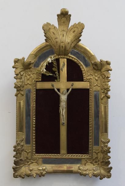 null Crucifix en ivoire 

Beau cadre à parcloses en bois sculpté et doré de fleurs...