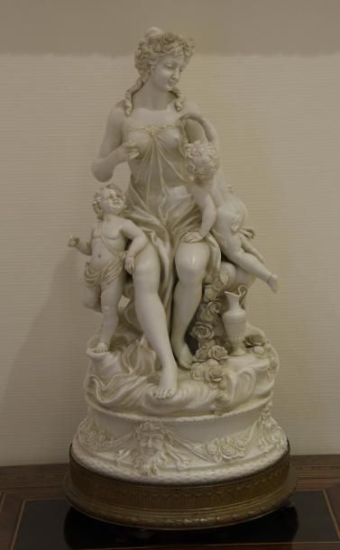 null Important groupe en porcelaine représentant une femme avec deux enfants 

Fin...