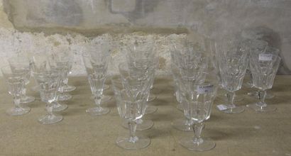 null BACCARAT 

Partie de service de verres en cristal comprenant douze verres à...