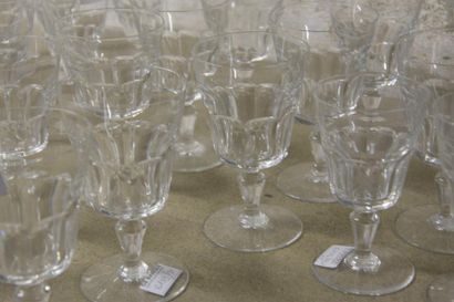 null BACCARAT 

Partie de service de verres en cristal comprenant douze verres à...
