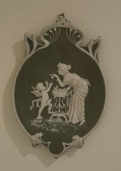null Trois plaques en porcelaine de Wedgwood 

Début XXème siècle 

H.15cm