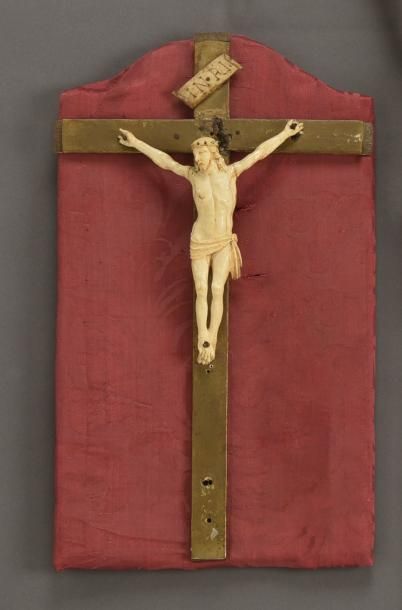 Christ en ivoire fixé sur croix en bois doré

XVIIIe...