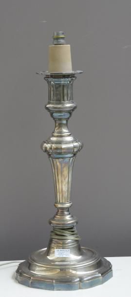 null Très grand chandelier en métal argenté de style Louis XV 

H. 48 cm