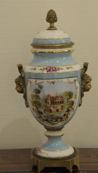 null Vase balustre en porcelaine à décor d'une maison au bord d'une mare 

XXème...