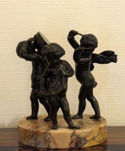 null D'après CLODION (1738-1814)

Enfants musiciens 

Bronze à patine noire sur une...