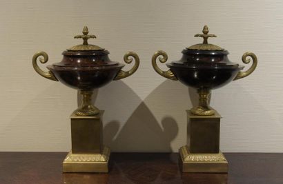 null Paire de cassolettes couvertes en forme de vasque antique en tôle et bronze...