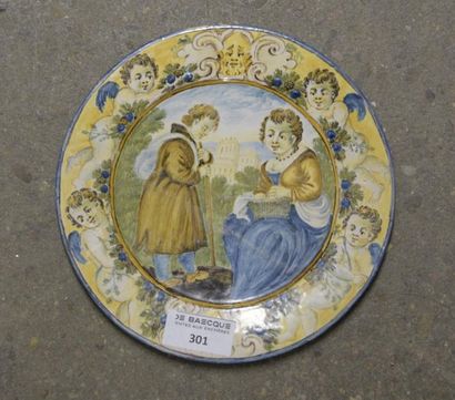 null URBINO, XIXème siècle 

Assiette en faïence à décor de deux enfants 

D. 17...