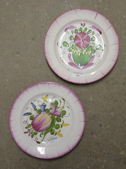 null SAINT CLEMENT, XIXe siècle

Deux assiettes à décor floral, peignés roses

L'une...