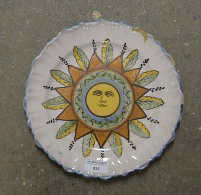 null ROANNE, début du XIXe siècle 

Assiette à décor de soleil 

D. 22,5 cm 

Eclats...