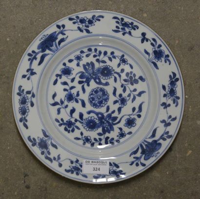 null CHINE, XVIIIe siècle

Assiette en porcelaine à décor floral bleu et blanc 

D....